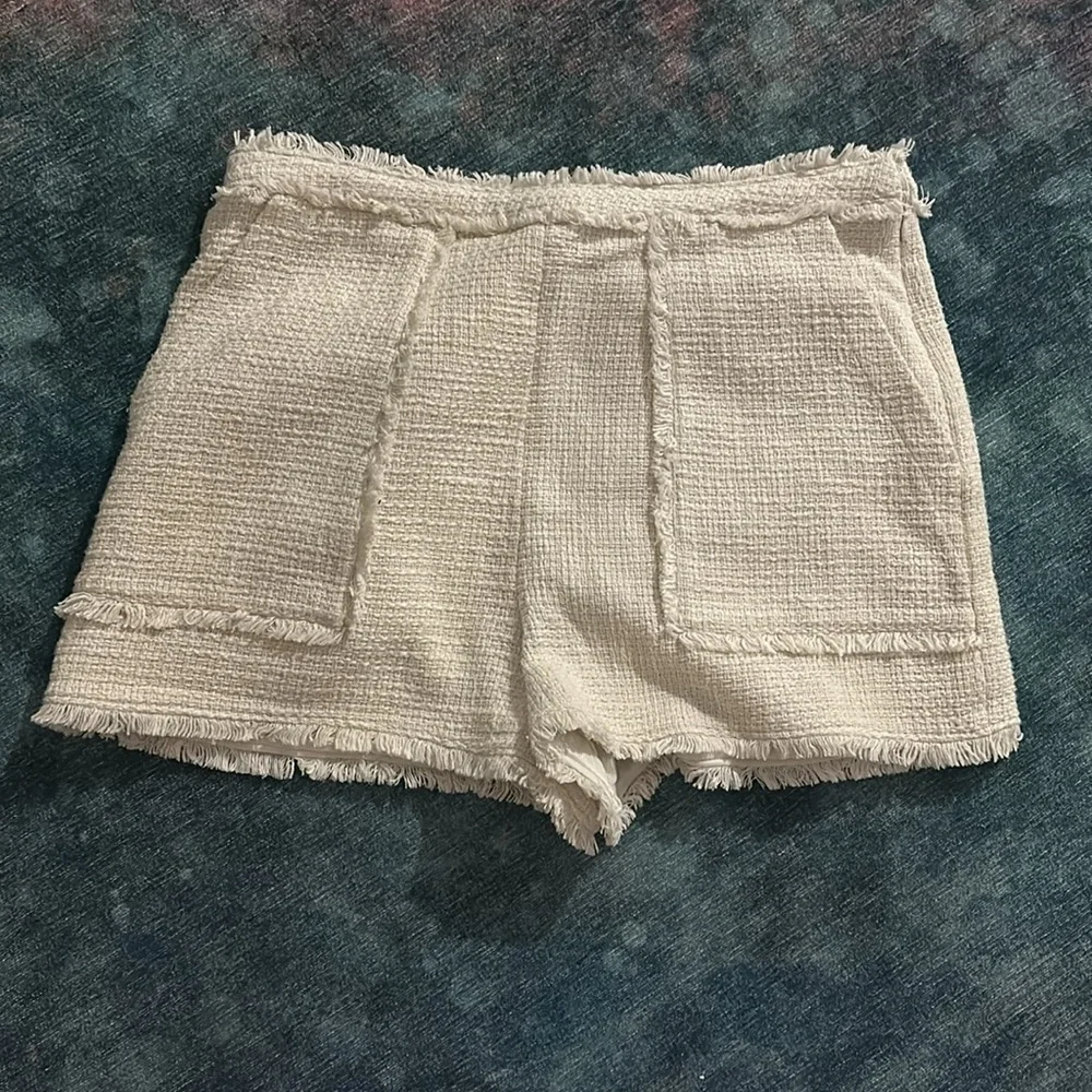 5 á 7 Cinq a Sept Cream Boucle Allen Shorts Sz 12 - Picture 4 of 6